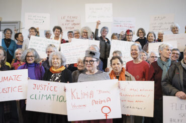 Die Klimaseniorinnen klagen den Schweizer Staat an, am Dienstag (25.10.16) in Bern. Foto: Flurin Bertschinger/Ex-Press